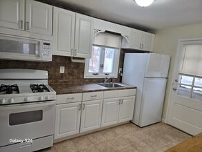 94 Cortland Cir in West Hartford, CT - Foto de edificio - Building Photo