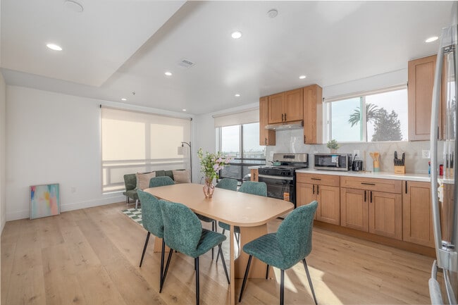 1223 W 37th Dr in Los Angeles, CA - Building Photo - Interior Photo