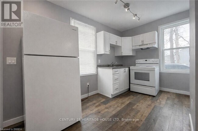 33 Dumfries St in Brant, ON - Building Photo - Building Photo