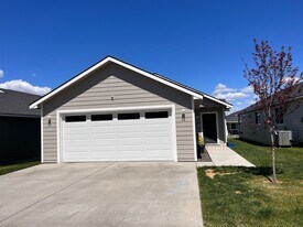 123 9th Ave in Moses Lake, WA - Building Photo