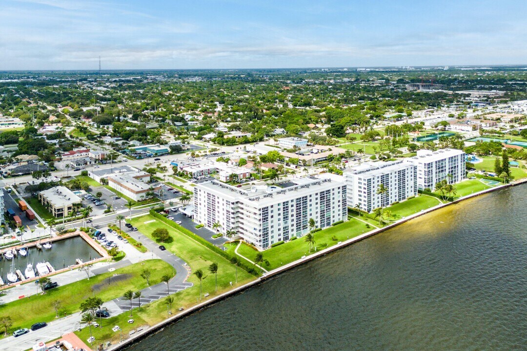 301 Lake Shore Dr in Lake Park, FL - Building Photo