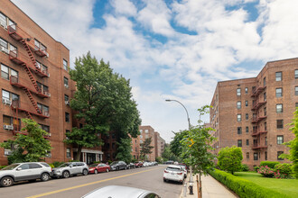 10010 67th Rd in Forest Hills, NY - Foto de edificio - Building Photo