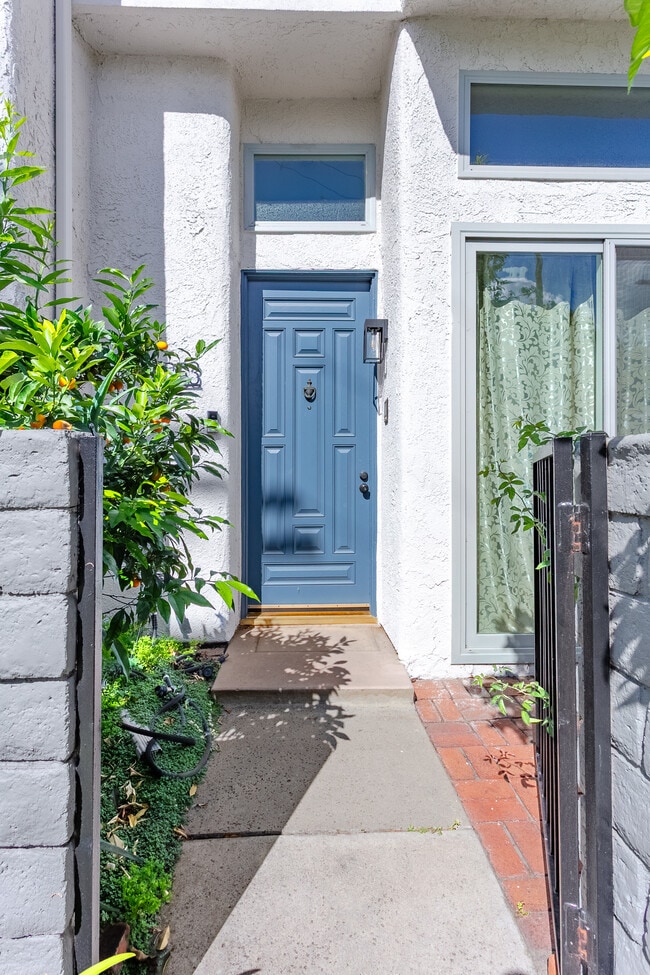 5353 Corteen Plz in Valley Village, CA - Building Photo - Building Photo