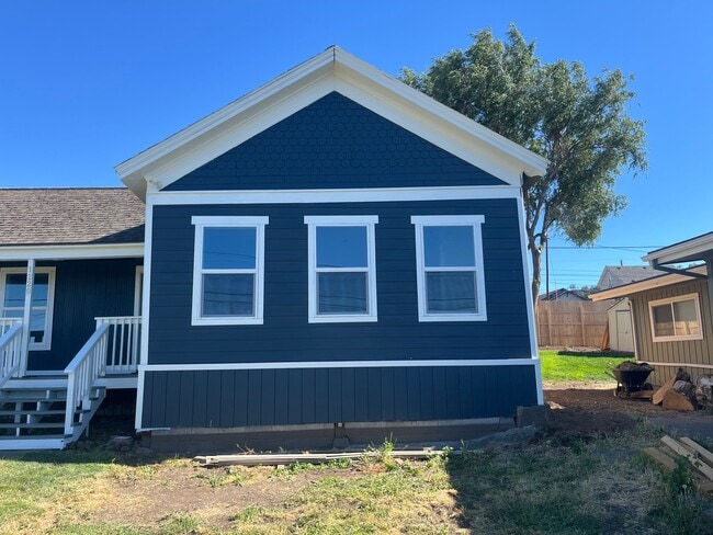 property at 1220 E 10th St