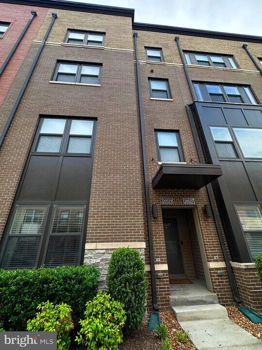 20529 Milbridge Ter in Ashburn, VA - Building Photo