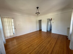1143 N Commonwealth Ave in Los Angeles, CA - Building Photo - Building Photo