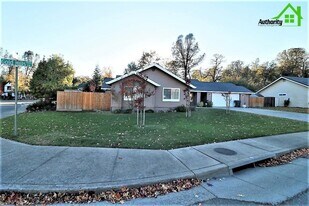 1708 Gold Hills Dr in Redding, CA - Building Photo