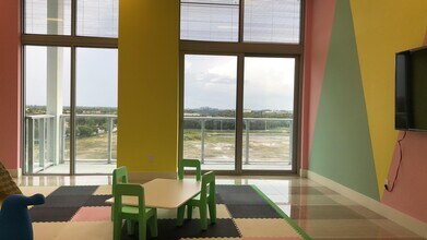 2000 Metropica Wy in Sunrise, FL - Foto de edificio - Building Photo