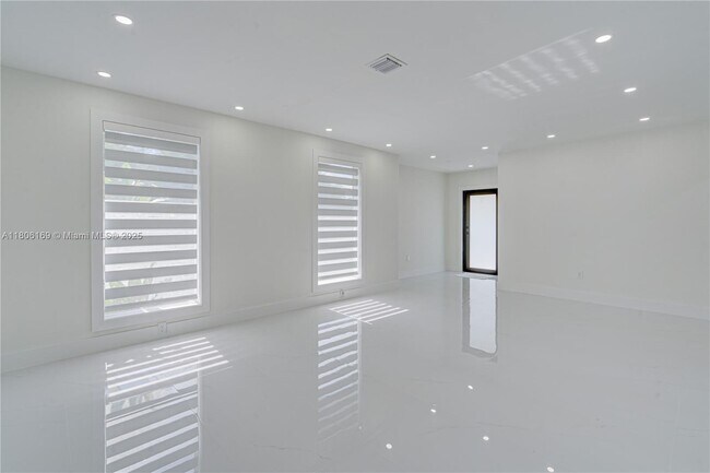 10722 SW 77th Ave in Pinecrest, FL - Foto de edificio - Building Photo