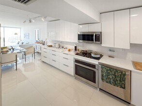 3701 N Country Club Dr, Unit 1609 in Aventura, FL - Foto de edificio - Building Photo