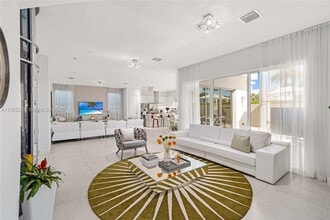 7515 NW 99th Ave in Doral, FL - Building Photo - Building Photo