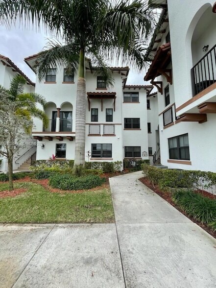 10600 NW 88th St, Unit 108 in Doral, FL - Foto de edificio - Building Photo