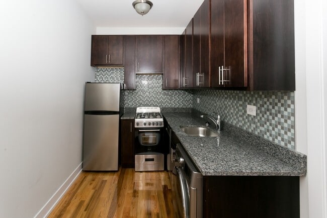 2249 W Wilson Ave, Unit 113 in Chicago, IL - Foto de edificio - Building Photo