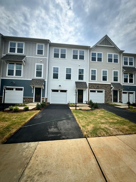 4972 Lexi Ln in Crozet, VA - Foto de edificio