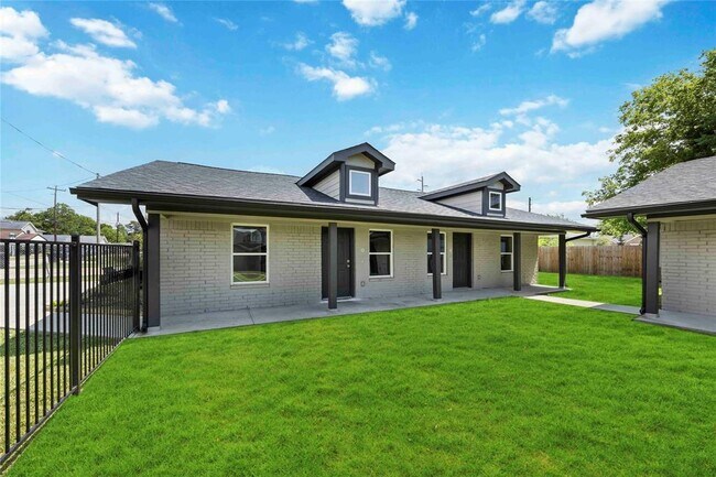 8215 Lawler St in Houston, TX - Building Photo - Building Photo