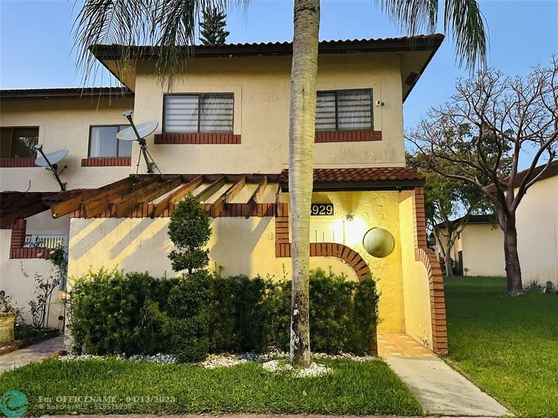 8929 Springtree Lakes Dr in Sunrise, FL - Foto de edificio