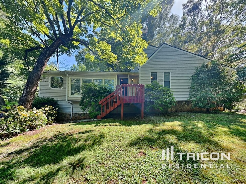 136 Bramble Oak Dr in Woodstock, GA - Building Photo