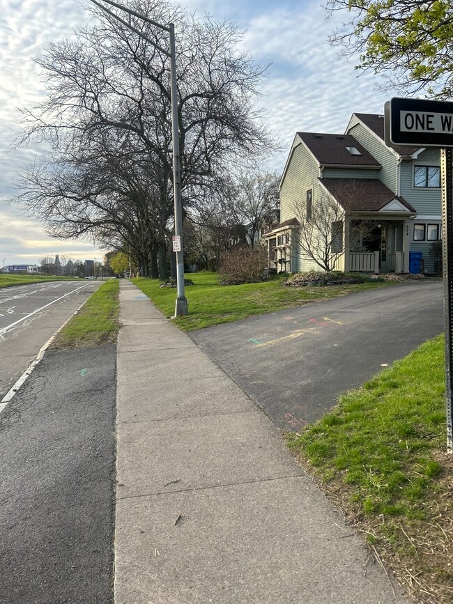 694 Broadway in Rochester, NY - Foto de edificio - Building Photo