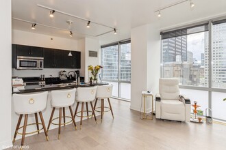 8 E Randolph St, Unit 2005 in Chicago, IL - Building Photo - Building Photo
