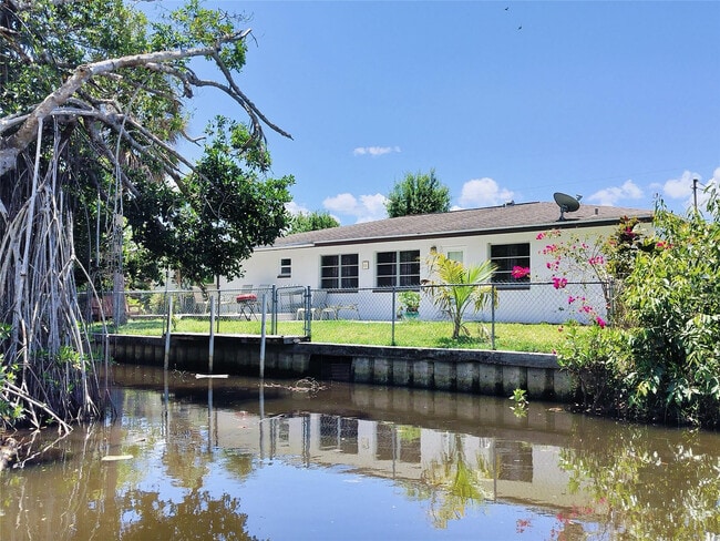 77 Cardinal Dr in North Fort Myers, FL - Building Photo - Building Photo