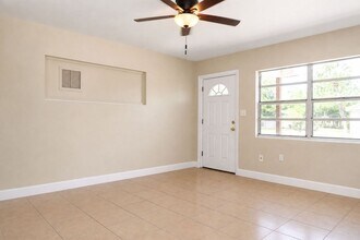 821 14th Ave NW in Largo, FL - Building Photo - Building Photo