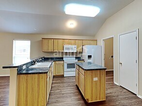 1000 Caleb St in Burleson, TX - Foto de edificio - Building Photo