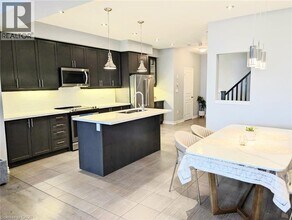 137 Lormont Blvd in Hamilton, ON - Building Photo - Building Photo