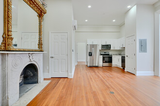 801 N Charles St, Unit 4 in Baltimore, MD - Building Photo - Building Photo
