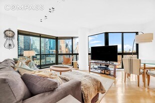 200 E 61st St in New York, NY - Building Photo