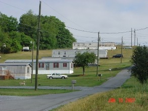 Country Living Estates in Glade Spring, VA - Foto de edificio - Building Photo