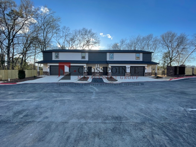 1927 Lindbergh Dr