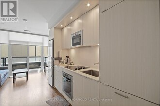 30-230 Inn On The Pk Dr in Toronto, ON - Building Photo - Building Photo