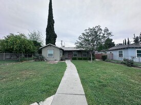 1216 N Conyer St in Visalia, CA - Building Photo