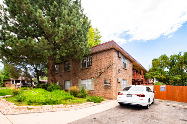 3300 S Clarkson St in Englewood, CO - Foto de edificio - Building Photo