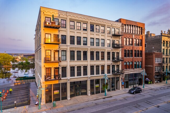 201-205 N Water St in Milwaukee, WI - Foto de edificio - Building Photo