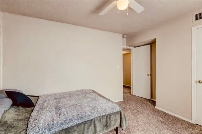 1817 E Lindsey St, Unit 3 in Norman, OK - Foto de edificio - Building Photo