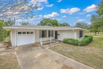 2003 Vinewood Dr in Bryan, TX - Building Photo - Building Photo