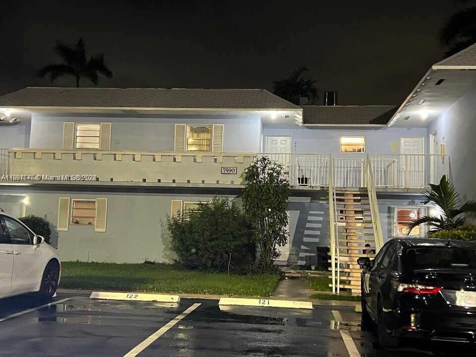 7590 SW 82nd St, Unit F121 in Miami, FL - Building Photo