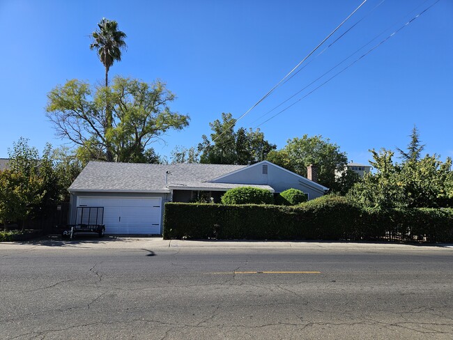 5334 44th St in Sacramento, CA - Foto de edificio - Building Photo