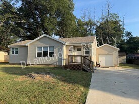 1229 E Berkeley St in Springfield, MO - Building Photo