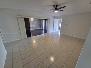 9430 S Meadows Cir in Miramar, FL - Building Photo - Building Photo