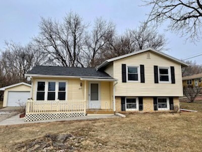 8171 Harbach Blvd in Clive, IA - Building Photo