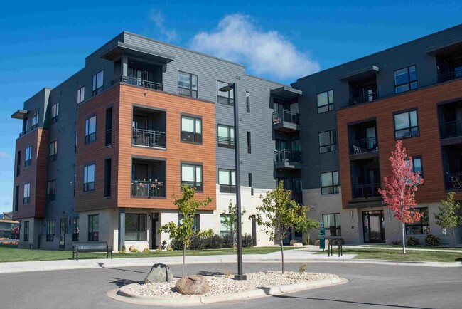 Oak Ridge at University Park Senior Apartments in Madison, WI - Foto de edificio - Building Photo