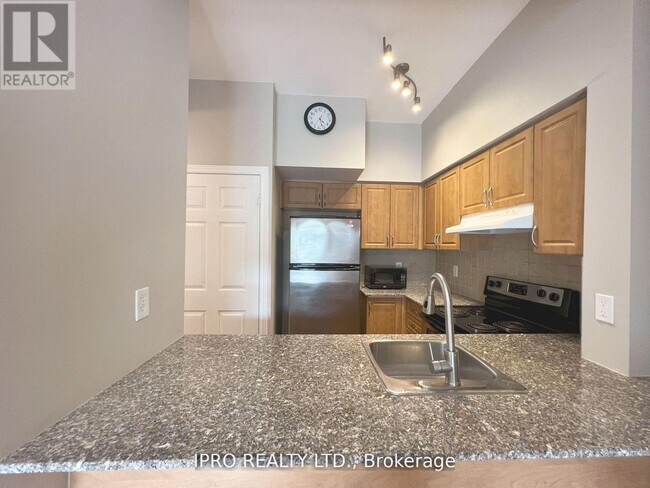 207-207 Wellesley St E in Toronto, ON - Building Photo - Building Photo