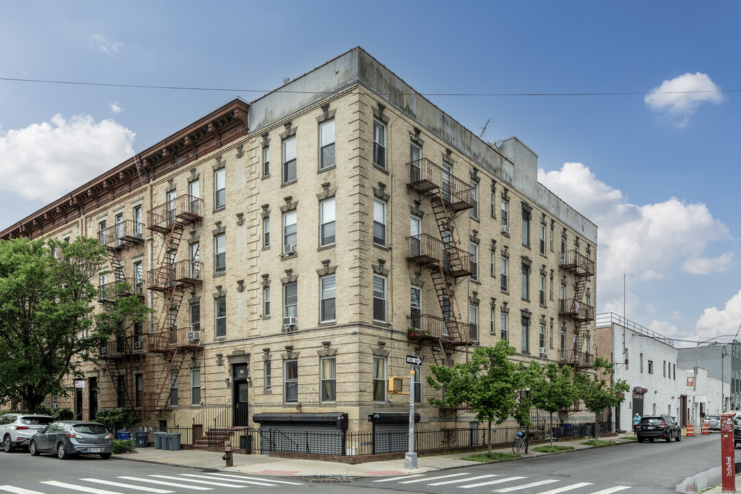 205 Norman Ave in Brooklyn, NY - Building Photo