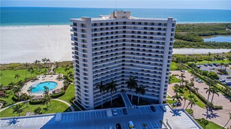 320 Seaview Ct in Marco Island, FL - Building Photo