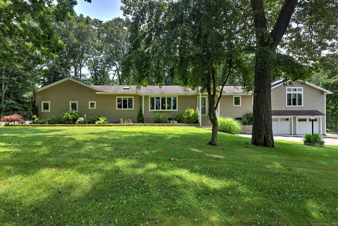 36 Lynne Terrace in Shelton, CT - Building Photo