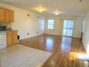 14 Nevins St, Unit 2 in Jersey City, NJ - Foto de edificio - Building Photo