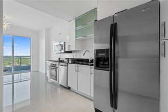 60 SW 13th St, Unit 1805 in Miami, FL - Foto de edificio - Building Photo