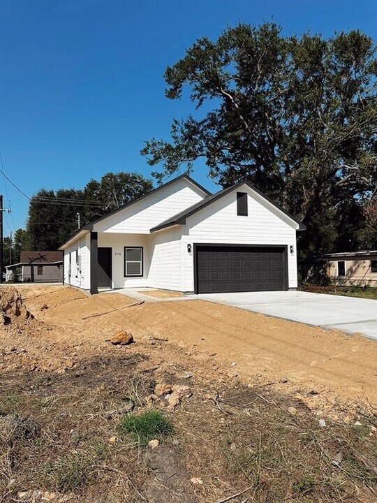 2118 2nd Ave N in Texas City, TX - Building Photo